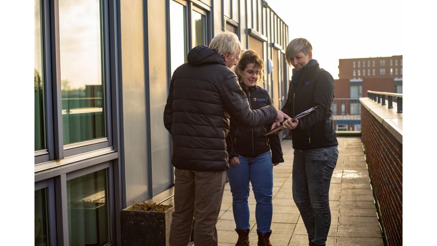 Persoon ontvangt advies over een drempelhulp voor een veilige en toegankelijke entree